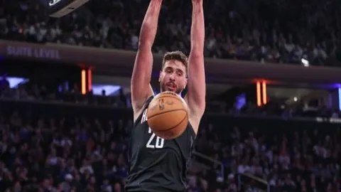 “灰熊不敌勇士：51分惨败，施罗德首秀逊色，12人轮换仅11人表现”